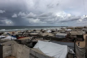 غزة: تحذيرات من كارثة إنسانية بعد تضرّر عشرات الآلاف من الخيام في مخيمات النزوح